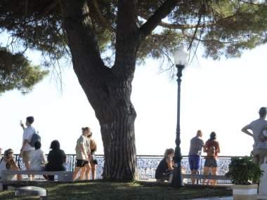 Lizbon 'daki Sinyora' daki turist hareketi Monte bakış açısına uygun. 21 Ağustos 2021, Lizbon, Portekiz: Avrupa yazı boyunca Lizbon 'un panoramik manzarasını sunan Sinyora do Monte bakış açısındaki turizm hareketi.  