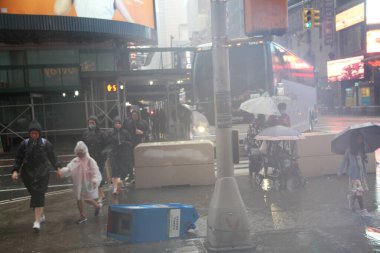 Henri Kasırgası, Times Meydanı 'nda sağanak yağış ve hasara yol açıyor. 22 Ağustos 2021, New York, ABD: Henri Kasırgası saatte 75 mil hızla