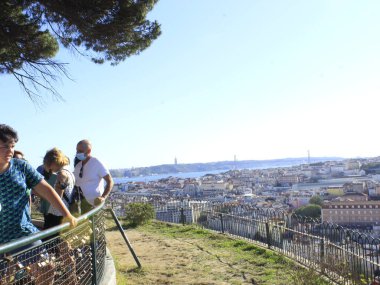 Lizbon 'daki Sinyora' daki turist hareketi Monte bakış açısına uygun. 21 Ağustos 2021, Lizbon, Portekiz: Avrupa yazı boyunca Lizbon 'un panoramik manzarasını sunan Sinyora do Monte bakış açısındaki turizm hareketi.  
