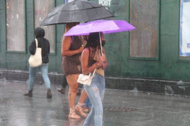 Henri Kasırgası, Times Meydanı 'nda sağanak yağış ve hasara yol açıyor. 22 Ağustos 2021, New York, ABD: Henri Kasırgası saatte 75 mil hızla