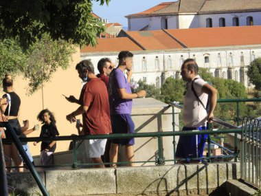 Lizbon 'daki Sinyora' daki turist hareketi Monte bakış açısına uygun. 21 Ağustos 2021, Lizbon, Portekiz: Avrupa yazı boyunca Lizbon 'un panoramik manzarasını sunan Sinyora do Monte bakış açısındaki turizm hareketi.  