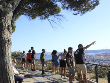 Lizbon 'daki Sinyora' daki turist hareketi Monte bakış açısına uygun. 21 Ağustos 2021, Lizbon, Portekiz: Avrupa yazı boyunca Lizbon 'un panoramik manzarasını sunan Sinyora do Monte bakış açısındaki turizm hareketi.  