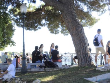Lizbon 'daki Sinyora' daki turist hareketi Monte bakış açısına uygun. 21 Ağustos 2021, Lizbon, Portekiz: Avrupa yazı boyunca Lizbon 'un panoramik manzarasını sunan Sinyora do Monte bakış açısındaki turizm hareketi.  