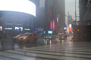 Henri Kasırgası, Times Meydanı 'nda sağanak yağış ve hasara yol açıyor. 22 Ağustos 2021, New York, ABD: Henri Kasırgası saatte 75 mil hızla