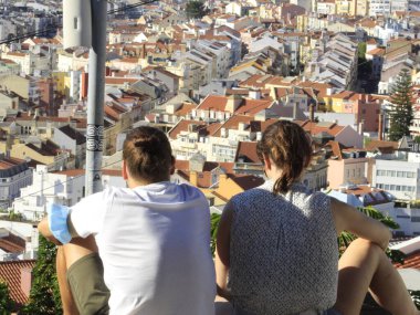 Lizbon 'daki Sinyora' daki turist hareketi Monte bakış açısına uygun. 21 Ağustos 2021, Lizbon, Portekiz: Avrupa yazı boyunca Lizbon 'un panoramik manzarasını sunan Sinyora do Monte bakış açısındaki turizm hareketi.  