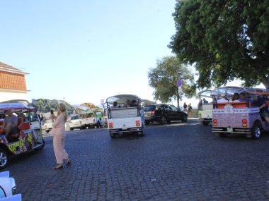Lizbon 'daki Sinyora' daki turist hareketi Monte bakış açısına uygun. 21 Ağustos 2021, Lizbon, Portekiz: Avrupa yazı boyunca Lizbon 'un panoramik manzarasını sunan Sinyora do Monte bakış açısındaki turizm hareketi.  