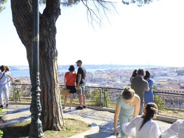 Lizbon 'daki Sinyora' daki turist hareketi Monte bakış açısına uygun. 21 Ağustos 2021, Lizbon, Portekiz: Avrupa yazı boyunca Lizbon 'un panoramik manzarasını sunan Sinyora do Monte bakış açısındaki turizm hareketi.  