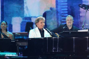 Şiddetli Hava, New York 'u Seviyoruz' un Central Park 'taki mezunlar günü konserinin durmasına neden oldu. 21 Ağustos 2021, New York, ABD: We LoVE NYC: Şiddetli hava koşulları nedeniyle, Central Park çimenlerindeki mezuniyet konseri 