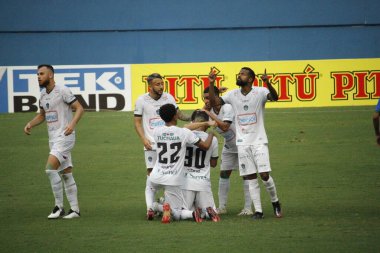 (SPO) Brezilya Futbol Şampiyonası 3. Lig: Portekiz ve Altos-PI. 21 Ağustos 2021, Manaus, Brezilya: Manaus oyuncuları golü