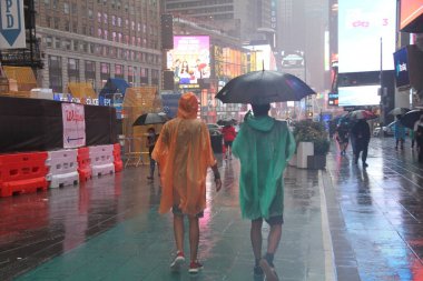 Henri Kasırgası, Times Meydanı 'nda sağanak yağış ve hasara yol açıyor. 22 Ağustos 2021, New York, ABD: Henri Kasırgası saatte 75 mil hızla