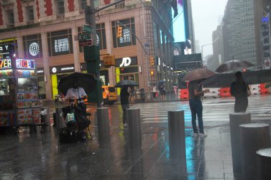 Henri Kasırgası, Times Meydanı 'nda sağanak yağış ve hasara yol açıyor. 22 Ağustos 2021, New York, ABD: Henri Kasırgası saatte 75 mil hızla
