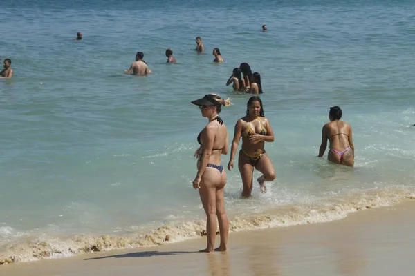 Int Weer Rio Janeiro Zwemmers Menigte Ipanema Strand Augustus 2021 — Stockfoto