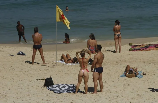 Int Tempo Rio Janeiro Banhistas Lotam Praia Ipanema Agosto 2021 — Fotografia de Stock