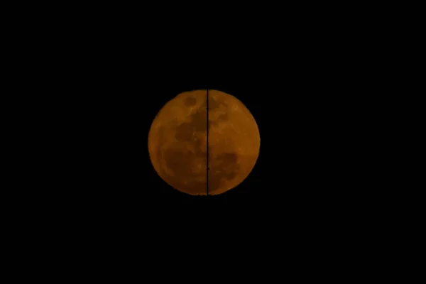 在里约热内卢的天空中看到了蓝色的月亮 2021年8月22日 巴西里约热内卢 22日 也就是本季第三个满月的第一天 蓝月亮出现在里约热内卢上空 — 图库照片