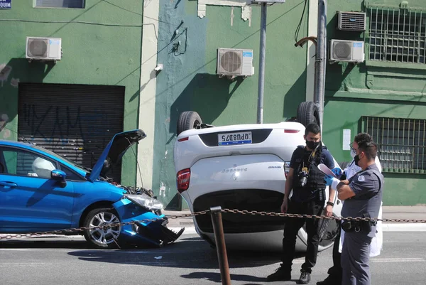 サンパウロで2台の車の事故 2021年8月22日ブラジル サンパウロ サンパウロのドゥトル ズキムとドゥトル オラボ エヒディオ ストリートの間で 日曜日の朝 に2台の車両が事故に遭った — ストック写真