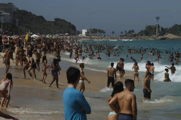 Int Weer Rio Janeiro Zwemmers Menigte Ipanema Strand Augustus 2021 — Stockfoto