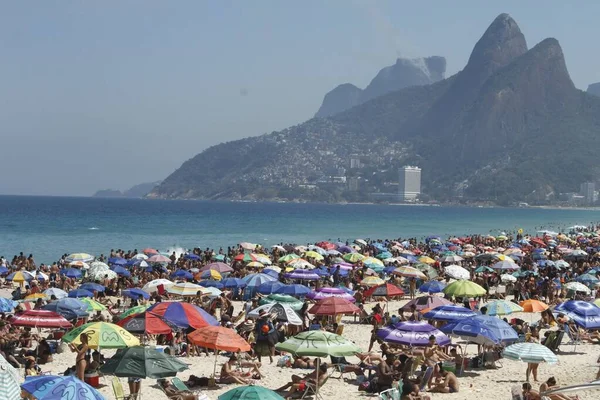 Int Pogoda Rio Janeiro Kąpiel Tłum Plaża Ipanema Sierpnia 2021 — Zdjęcie stockowe