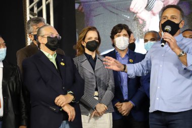 Sao Paulo hükümeti, Cotia (SP) şehrinde çalışma ve sosyal programlar duyurur. 27 Ağustos 2021, Cotia, Sao Paulo, Brezilya: Sao Paulo valisi, Joao Doria, Cotia belediye başkanı, Rogerio Franco