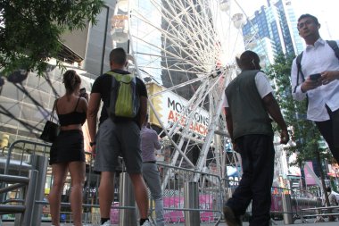 Times Meydanı Dev Dönme Dolap, operasyonun ilk gününde kalabalığı çekiyor. 25 Ağustos 2021, New York, ABD: Turistleri ve yerel turistleri geri çekmek amacıyla, Broadway meydanında 47 ile 48 sokak arasında dev bir dönme dolap kuruldu.