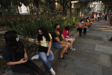 Covid-19 aşı gençleri. 26 Ağustos 2021 - Rio de Janeiro, Brezilya: 17 yaşındaki ergen kızlar, Museu da Republica 'da kurulan aşılama noktasında koronavirüse (covid-19) karşı aşılanmayı beklerken sırada bekliyorlar