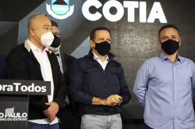 Sao Paulo hükümeti, Cotia (SP) şehrinde çalışma ve sosyal programlar duyurur. 27 Ağustos 2021, Cotia, Sao Paulo, Brezilya: Sao Paulo valisi, Joao Doria, Cotia belediye başkanı, Rogerio Franco