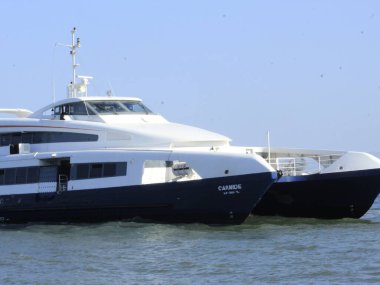 Avrupa 'da yaz: Lizbon' daki Tejo Nehri 'nde tekneler. 27 Ağustos 2021, Lizbon, Portekiz: Portekiz 'in başkenti Lizbon' un ana nehirlerinden biri olan Tejo 'nun sularından geçen gemiler, 26 Ağustos Cuma günü Avrupa' nın hoş ikliminde denize açıldı.