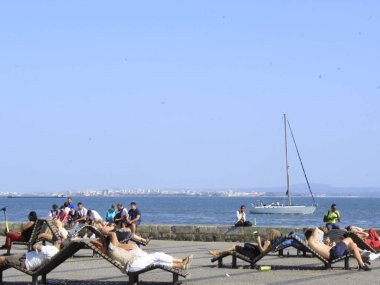 Lizbon 'da, Cais do Sodre' de hareketlilik. 27 Ağustos 2021, Lizbon, Portekiz: Portekiz 'in başkenti Lizbon' daki gece kulüpleri ve restoranlar için popüler bir yer olan Cais do Sodre 'de insan dolaşımı