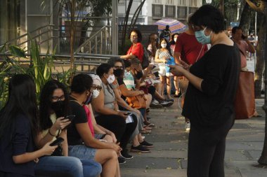 Covid-19 aşı gençleri. 26 Ağustos 2021 - Rio de Janeiro, Brezilya: 17 yaşındaki ergen kızlar, Museu da Republica 'da kurulan aşılama noktasında koronavirüse (covid-19) karşı aşılanmayı beklerken sırada bekliyorlar