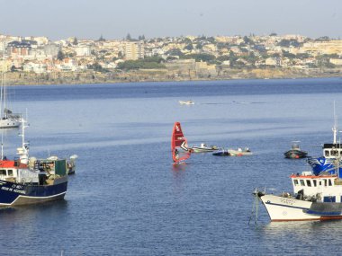  Cascais 'deki Ribeira plajı. 23 Ağustos 2021, Cascais, Portekiz: Güneşli ve çok sıcak bir gün, Coronavirus salgınının ortasında 23 Ağustos Pazartesi günü Lizbon 'un başkenti Cascais' in Ribeira plajında yıkanır.