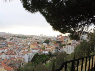 Graca 'nın Lizbon' daki bakış açısı. 24 Ağustos 2021, Lisbnon, Portekiz: Graca 'nın Lizbon, Portekiz' deki Bakış Açısı 'nda 24 Ağustos Salı günü insan hareketi. Coronavirus salgınının ortasında ve çalışmalar için kısmen kapatılmıştır (Covid-19), 