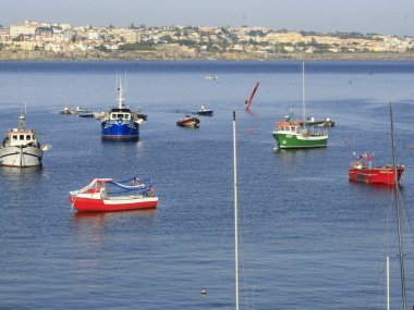  Cascais 'deki Ribeira plajı. 23 Ağustos 2021, Cascais, Portekiz: Güneşli ve çok sıcak bir gün, Coronavirus salgınının ortasında 23 Ağustos Pazartesi günü Lizbon 'un başkenti Cascais' in Ribeira plajında yıkanır.