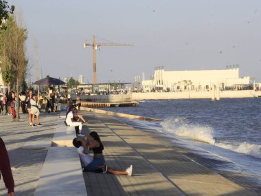 Lizbon 'da, Cais do Sodre' de hareketlilik. 27 Ağustos 2021, Lizbon, Portekiz: Portekiz 'in başkenti Lizbon' daki gece kulüpleri ve restoranlar için popüler bir yer olan Cais do Sodre 'de insan dolaşımı