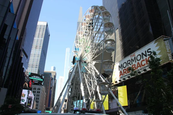 一个巨大的摩天轮 时代广场的一个新的景点 2021年8月24日 美国纽约 为了吸引游客和当地人到纽约 百老汇大街上的47 48条街道之间正在修建一个巨大的摩天轮 — 图库照片