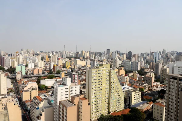 圣保罗的天气 2021年8月25日 巴西圣保罗 25日 下午早些时候 圣保罗迎来了太阳和炎热 如果预测的温度为34摄氏度 那么这个城市将打破8月份的历史最高纪录 — 图库照片