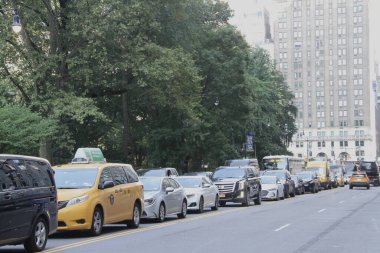 Manhattan 'da yoğun araç trafiği var. 24 Ağustos 2021, New York, ABD: New York 'ta tropik Henri' den birkaç gün sonra Manhattan 'da yoğun bir trafik var..