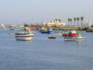  Cascais 'deki Ribeira plajı. 23 Ağustos 2021, Cascais, Portekiz: Güneşli ve çok sıcak bir gün, Coronavirus salgınının ortasında 23 Ağustos Pazartesi günü Lizbon 'un başkenti Cascais' in Ribeira plajında yıkanır.