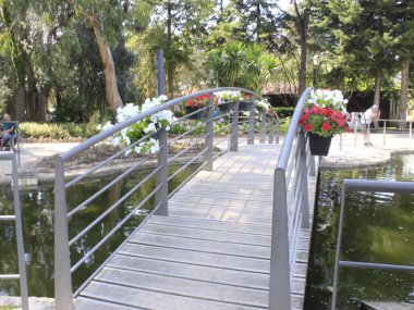  Mareşal Carmona Parkı, Cascais 'de. 23 Ağustos 2021, Cascais, Portekiz: Coronavirus salgınının ortasında 23 Ağustos Pazartesi günü, Cascais 'in başkenti Lisbona' daki Marechal Carmona parkında insan hareketleri