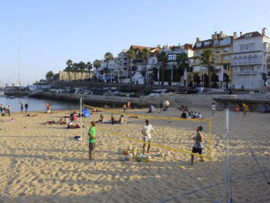  Cascais 'deki Ribeira plajı. 23 Ağustos 2021, Cascais, Portekiz: Güneşli ve çok sıcak bir gün, Coronavirus salgınının ortasında 23 Ağustos Pazartesi günü Lizbon 'un başkenti Cascais' in Ribeira plajında yıkanır.