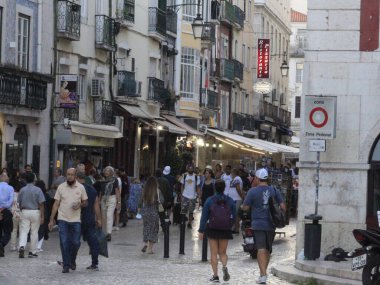 Lizbon 'daki Rossio Meydanı ve çevresindeki hareketlilik. 28 Ağustos 2021, Lizbon, Portekiz: Portekiz 'in başkenti Lizbon' da Rossio Meydanı ve çevresindeki hareketlilik