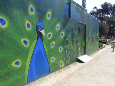  Mareşal Carmona Parkı, Cascais 'de. 23 Ağustos 2021, Cascais, Portekiz: Coronavirus salgınının ortasında 23 Ağustos Pazartesi günü, Cascais 'in başkenti Lisbona' daki Marechal Carmona parkında insan hareketleri