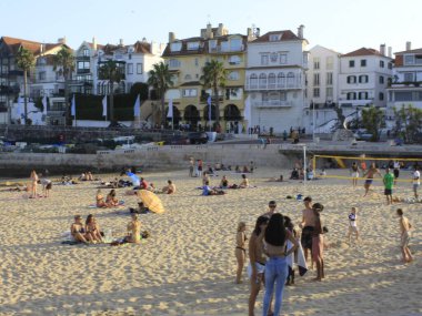  Cascais 'deki Ribeira plajı. 23 Ağustos 2021, Cascais, Portekiz: Güneşli ve çok sıcak bir gün, Coronavirus salgınının ortasında 23 Ağustos Pazartesi günü Lizbon 'un başkenti Cascais' in Ribeira plajında yıkanır.