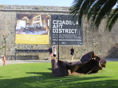 Portekiz, Cascais Kalesi 'nin manzarası. 23 Ağustos 2021, Cascais, Portekiz: 23 Pazartesi günü Cascais ilçesinde bulunan Cascais Kalesi 'nin manzarası. Tejo Nehri 'nin sağ kıyısında.