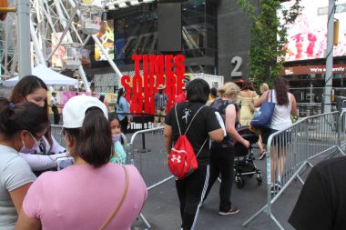 Times Meydanı Dev Dönme Dolap, operasyonun ilk gününde kalabalığı çekiyor. 25 Ağustos 2021, New York, ABD: Turistleri ve yerel turistleri geri çekmek amacıyla, Broadway meydanında 47 ile 48 sokak arasında dev bir dönme dolap kuruldu.