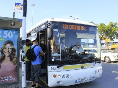  Cacilhas şehrinde hareketlilik var. 25 Ağustos 2021, Almada, Portekiz: Avrupa yazında sıcak bir öğleden sonra, 25 Ağustos Çarşamba günü, Almada kentindeki Cacilhas belediyesinde hareket).