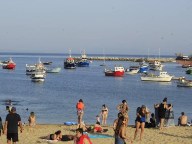  Cascais 'deki Ribeira plajı. 23 Ağustos 2021, Cascais, Portekiz: Güneşli ve çok sıcak bir gün, Coronavirus salgınının ortasında 23 Ağustos Pazartesi günü Lizbon 'un başkenti Cascais' in Ribeira plajında yıkanır.