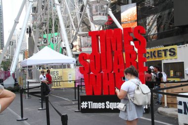 Times Meydanı Dev Dönme Dolap, operasyonun ilk gününde kalabalığı çekiyor. 25 Ağustos 2021, New York, ABD: Turistleri ve yerel turistleri geri çekmek amacıyla, Broadway meydanında 47 ile 48 sokak arasında dev bir dönme dolap kuruldu.