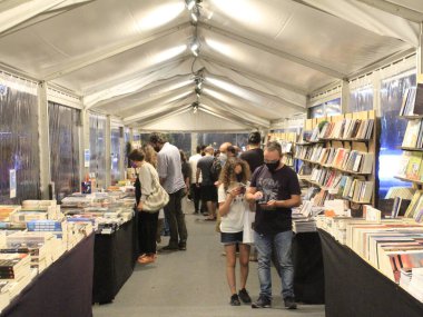 Lizbon Kitap Fuarı 'nda hareketlilik. 28 Ağustos 2021, Lizbon, Portekiz: Portekiz 'deki 7. Parque Eduardo' da 28 Ağustos Cumartesi günü düzenlenen Lizbon Kitap Fuarı 'nda hareket. 26 Ağustos - 12 Eylül tarihleri arasında sürecek olan etkinlikte 131 sergi açılacak.