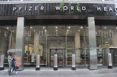 Pfizer Aşısı için tam FDA onayı. 23 Ağustos 2021, New York, ABD: Amerikan Gıda ve İlaç İdaresi (FDA) 23 Ağustos Pazartesi günü Pfizer aşısının kullanımına tam onay verdi.