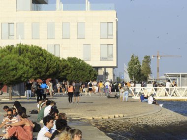 Lizbon 'da, Cais do Sodre' de hareketlilik. 27 Ağustos 2021, Lizbon, Portekiz: Portekiz 'in başkenti Lizbon' daki gece kulüpleri ve restoranlar için popüler bir yer olan Cais do Sodre 'de insan dolaşımı