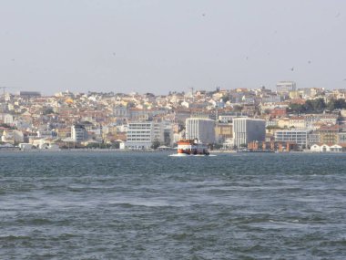 Lisbon ve Cacilhas arasındaki nehir istasyonlarında hareket var. 25 Ağustos 2021, Lizbon, Portekiz: Portekiz 'in Cacilhas kenti ile Lizbon kenti arasında 25 Ağustos Çarşamba günü nehir istasyonlarında hareket)